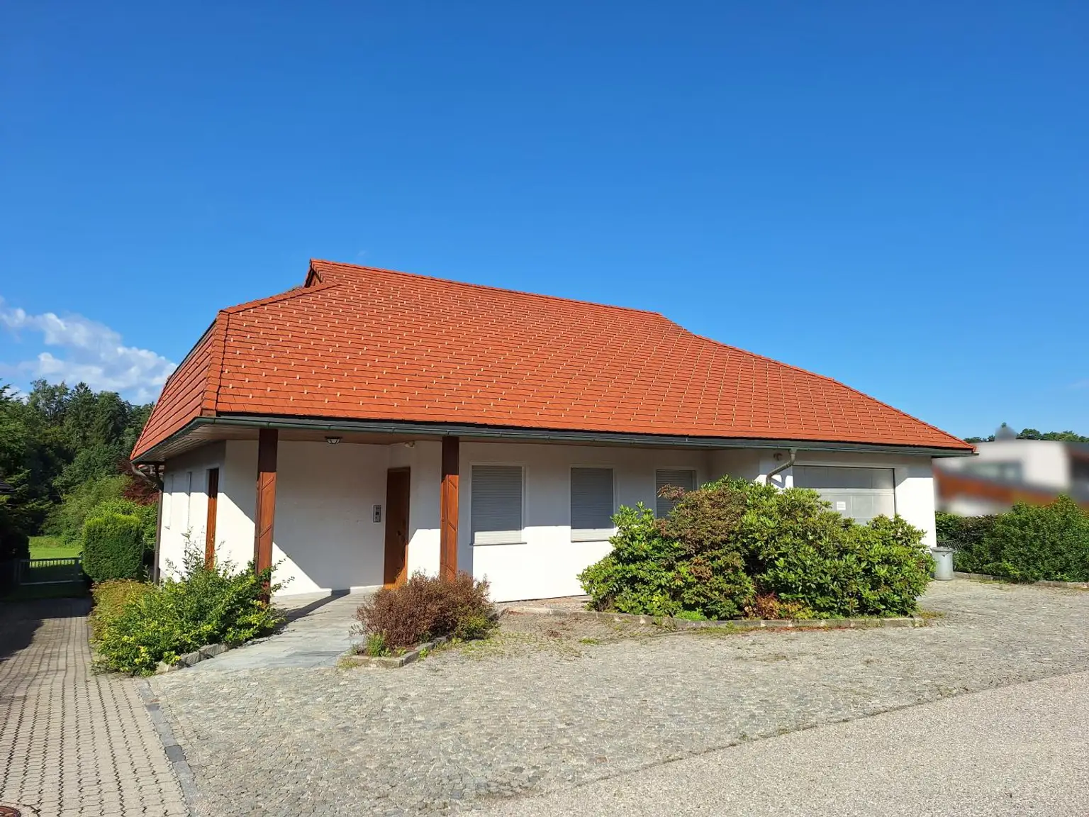 Einfamilienhaus mit Pool, Garten & Aussicht – Praxis & Mietpotential