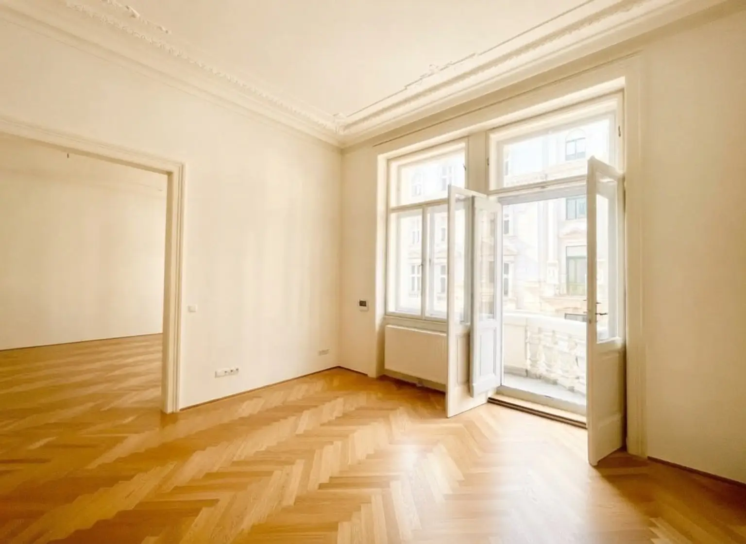 UNBEFRISTET: Klimatisierte, traumhafte Altbauwohnung mit Stuck in prominenter Lage / UNLIMITED: Air-conditioned, gorgeous apartment in a historic building in a prime location