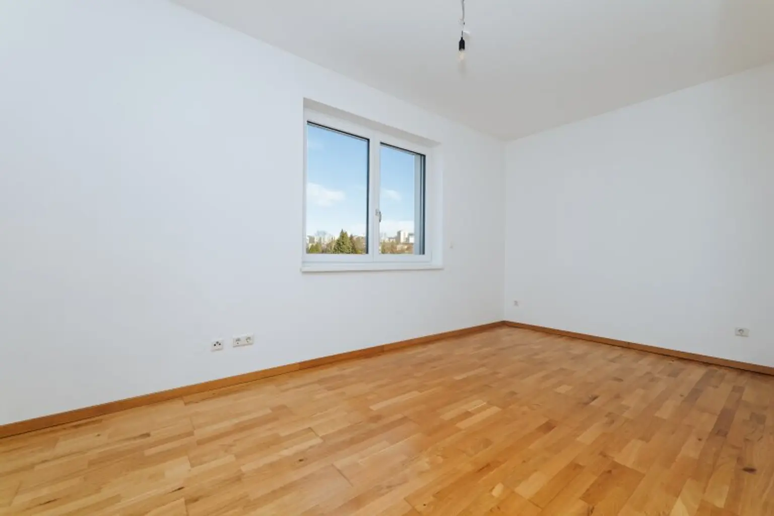 EXKLUSIVER NEUBAU I AM FUßE DES RUCKERLBERGS I SÜD-BALKON I TIEFGARAGE I DIREKT AM LEONHARDBACH I IDYLLISCH I SACKSTRAßE AB SOFORT I