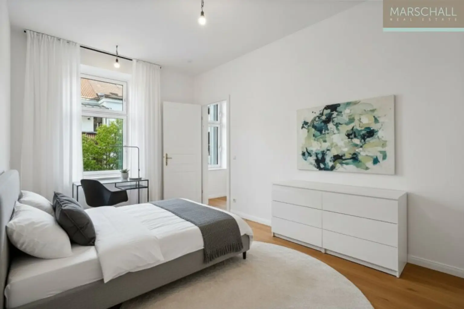 Perfekt sanierte 2-Zimmer-Altbauwohnung mit Balkon in Top-Lage