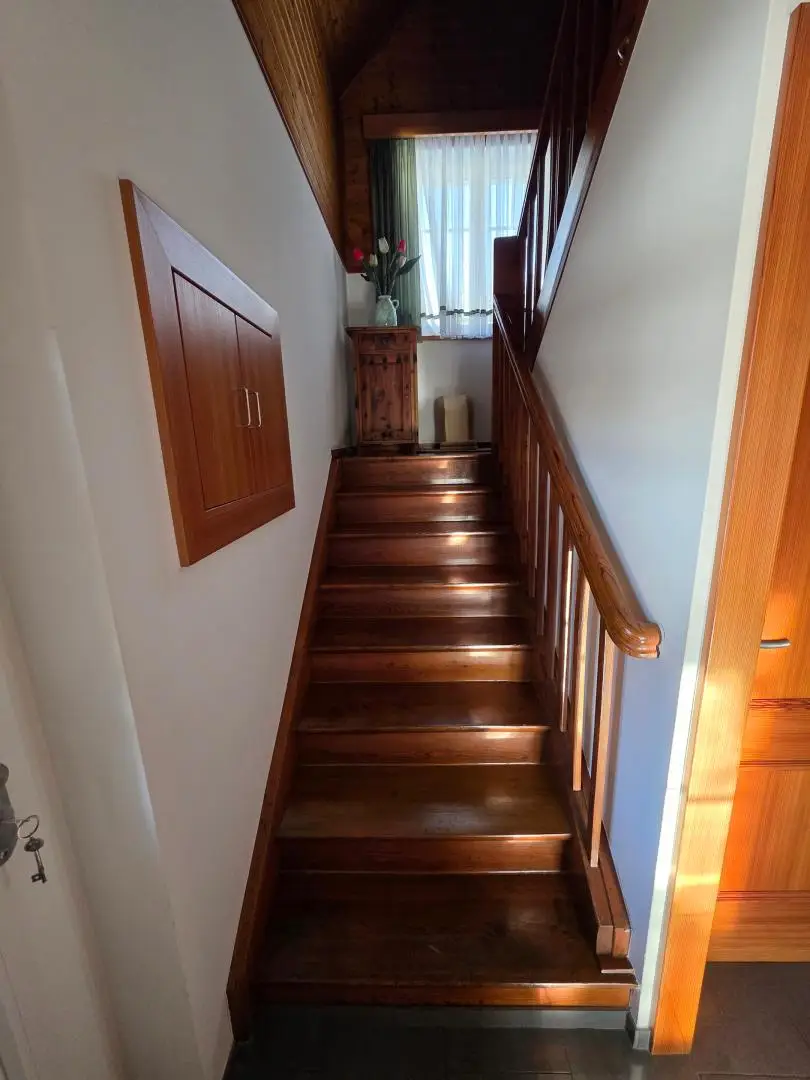 Lärchentreppe ins Obergeschoss