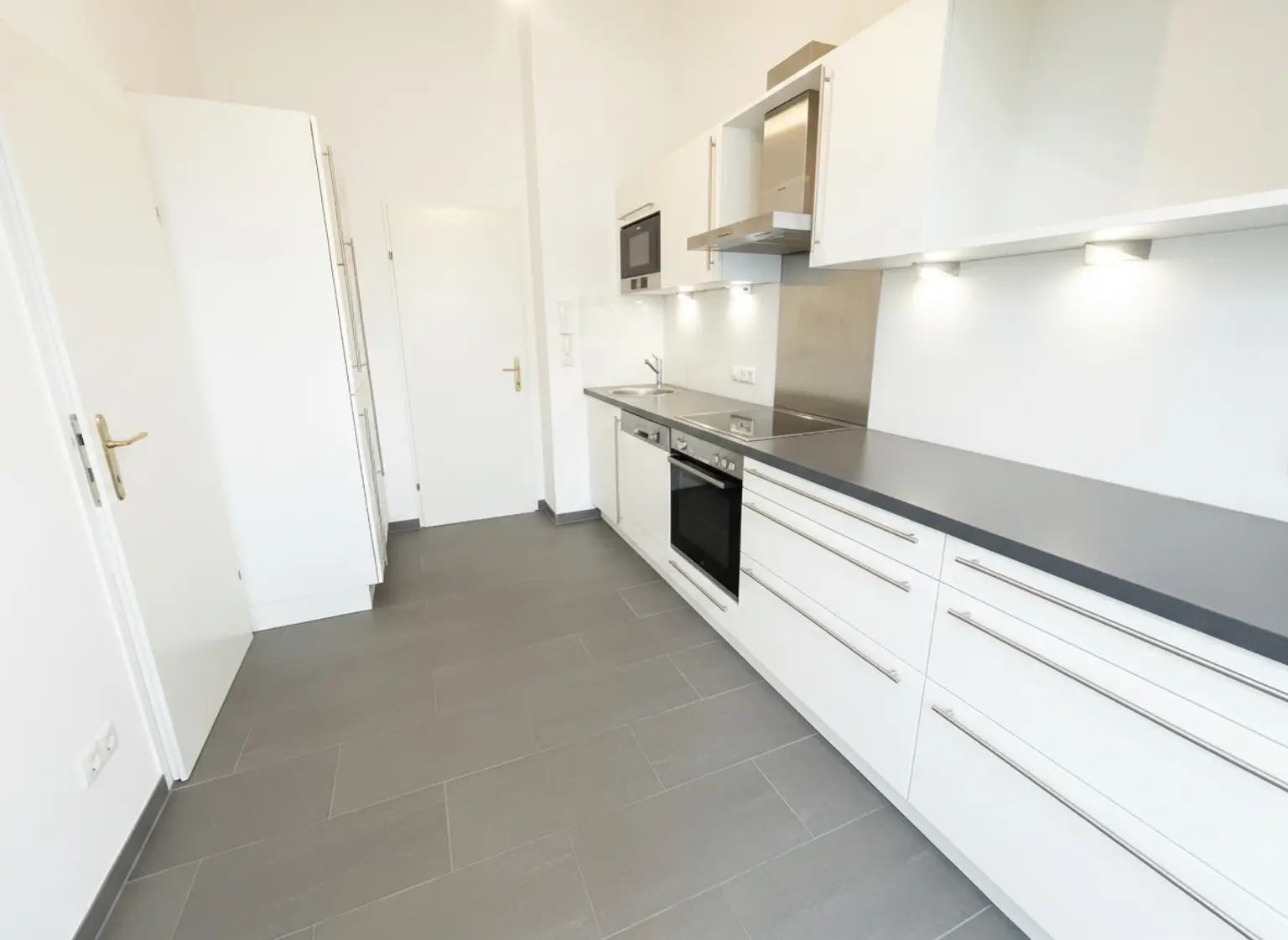 UNBEFRISTET: Klimatisierte 4-Zimmer Wohnung mit Terrasse