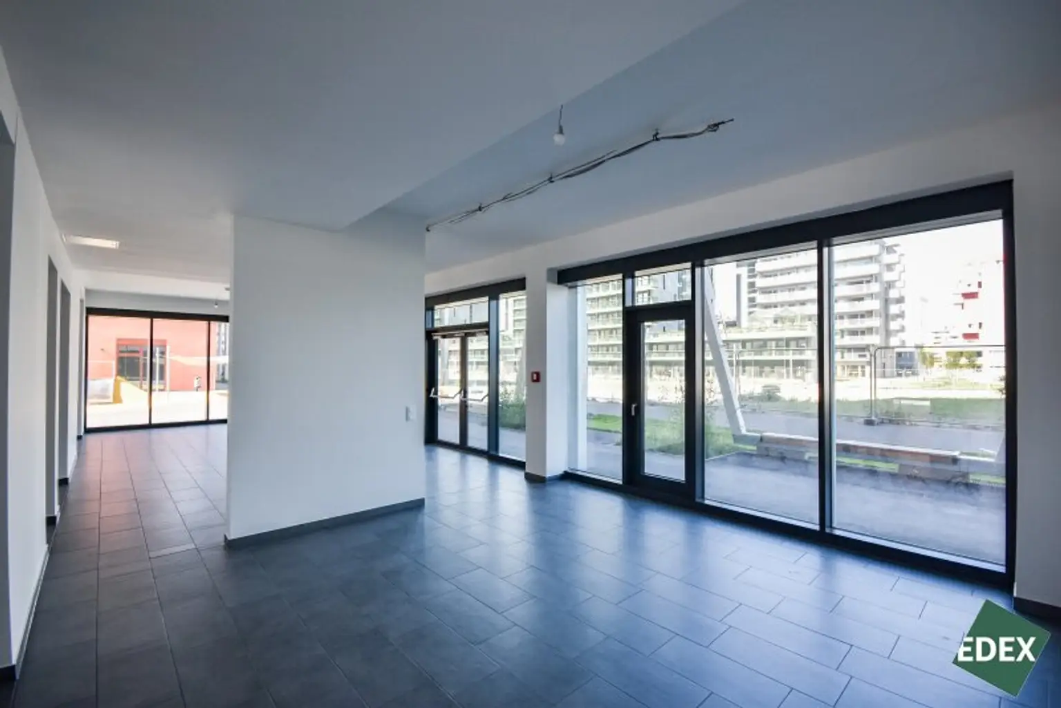 Moderne Geschäftsfläche in Neubausiedlung nahe Badeteich Hirschtetten