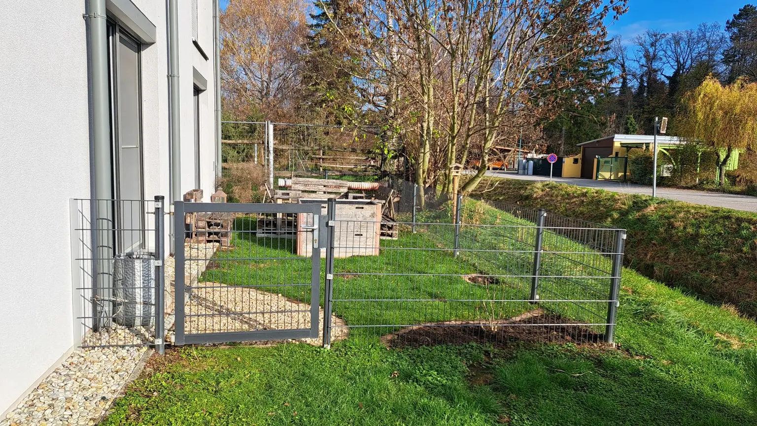 zusätzlicher Garten begehbar über beide Zimmer