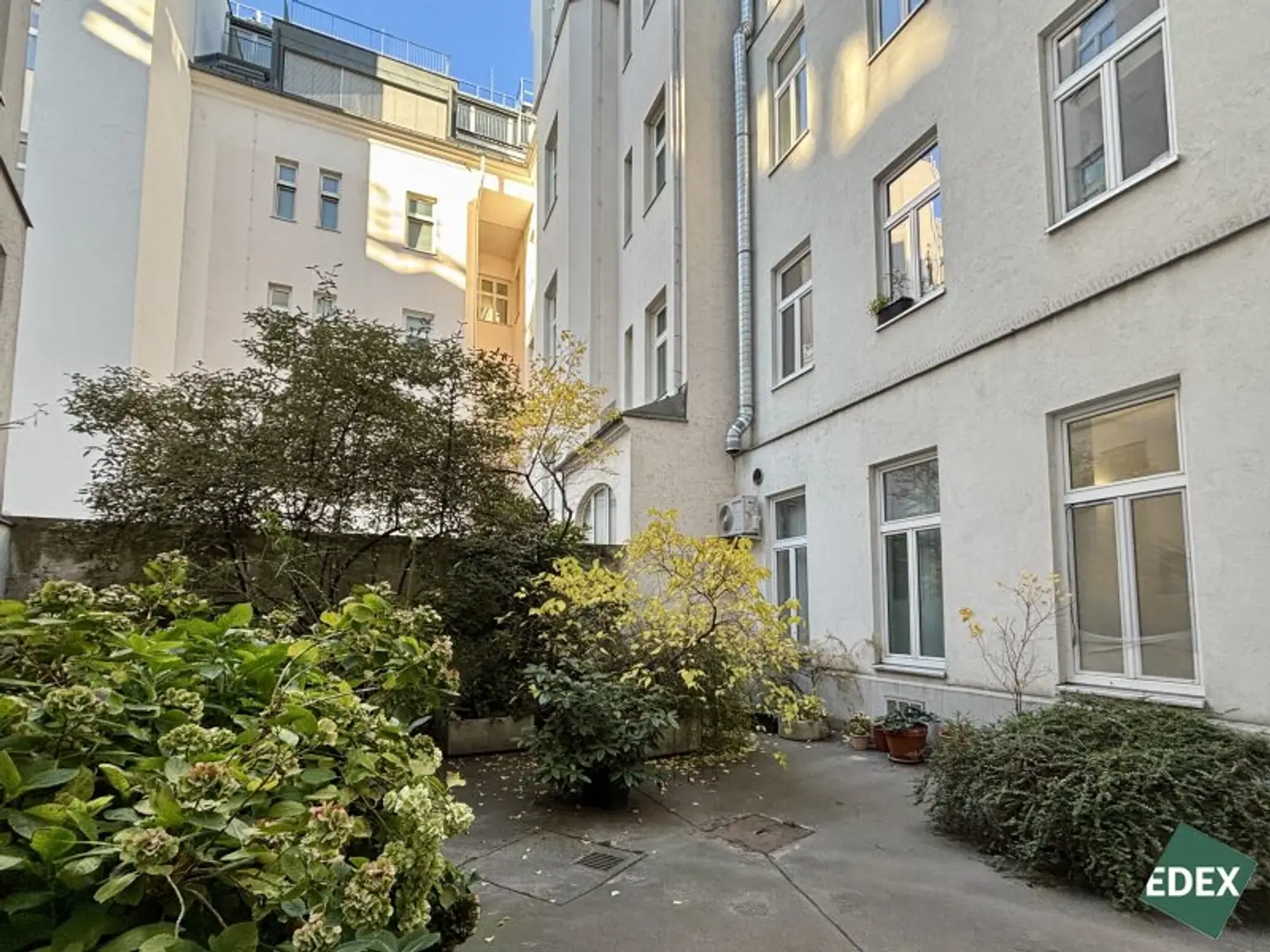 Charmante 2-Zimmer-Dachgeschosswohnung mit Süd-Terrasse und Kühlung nähe Arenbergpark