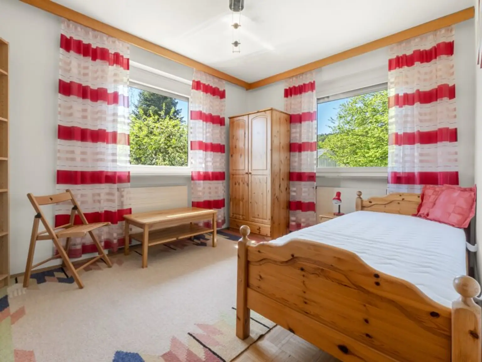 Schöner, gepflegter 270m² Bungalow mit 2 Wohnungen und 1.318m² Grund in Viktring in ruhiger sonniger Aussichtslage!