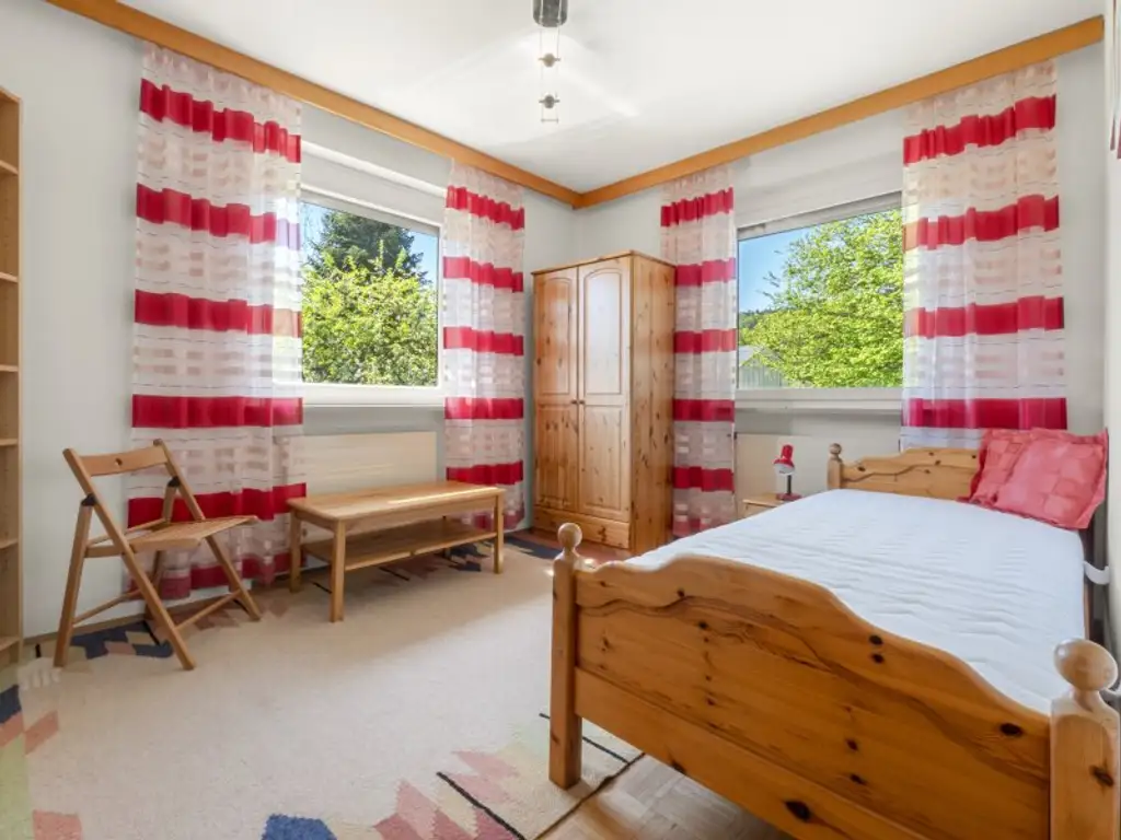 Schöner, gepflegter 270m² Bungalow mit 2 Wohnungen und 1.318m² Grund in Viktring in ruhiger sonniger Aussichtslage!