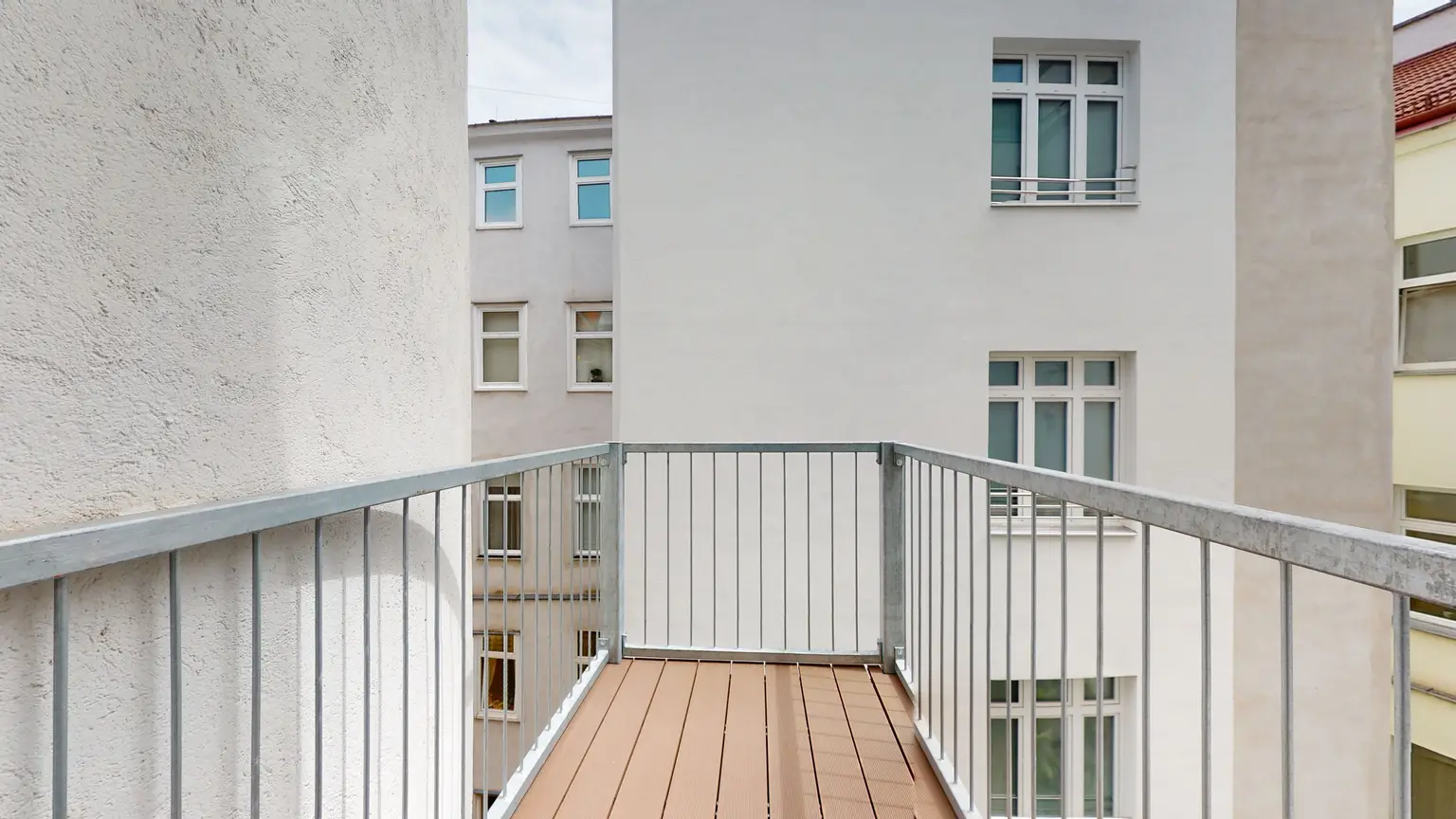 "Urban Oasis" - Rarität | Neubauwohnung in Jahrhundertwendehaus | 2 Balkone