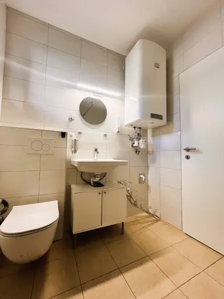Bad mit Walk-In-Dusche und Fenster