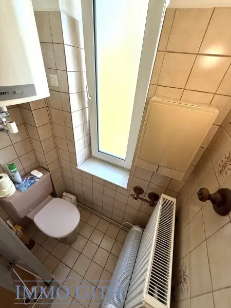 RUHIGE 74 m² 3-ZIMMER-WOHNUNG IM OBERGESCHOSS EINES ZWEIFAMILIENHAUSES MIT GARTENFLÄCHE, ABSTELLRAUM & PARKPLATZ ZU MIETEN!