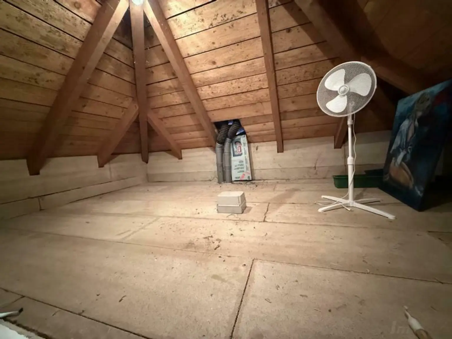 eigener Dachboden mit Stromanschluss