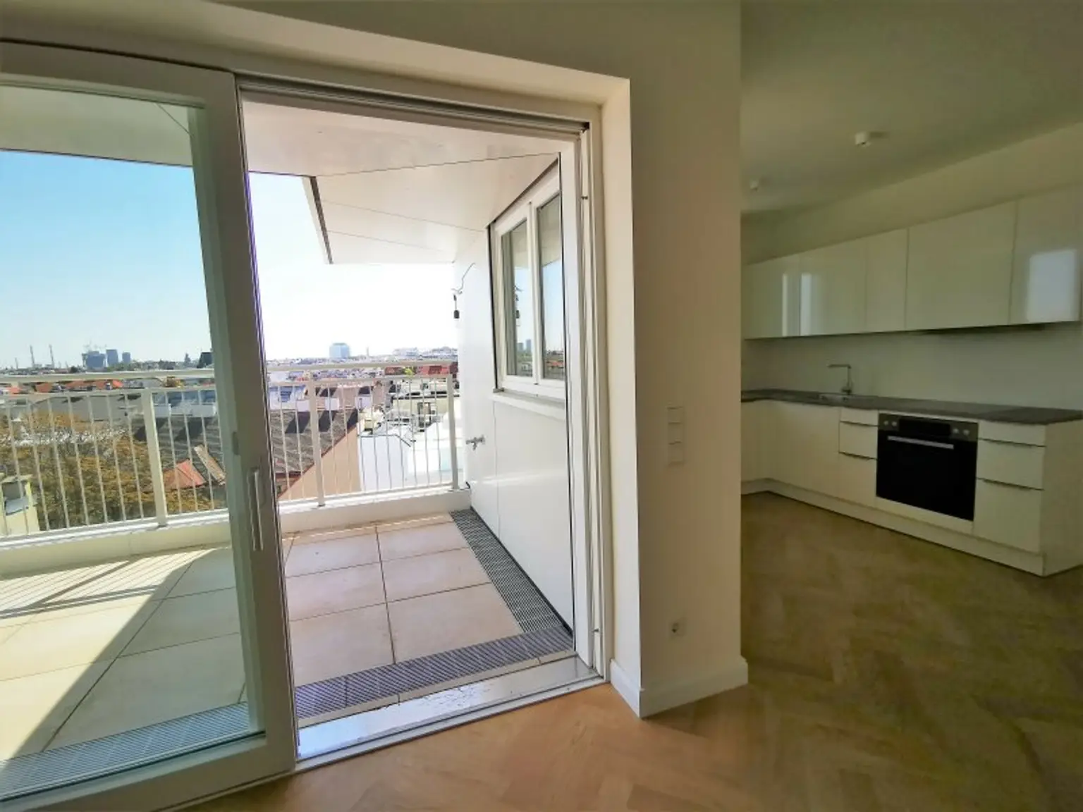 URANIA: 3 Zimmer mit hofseitiger Terrasse in Ruhelage: Luxus pur in Citynähe