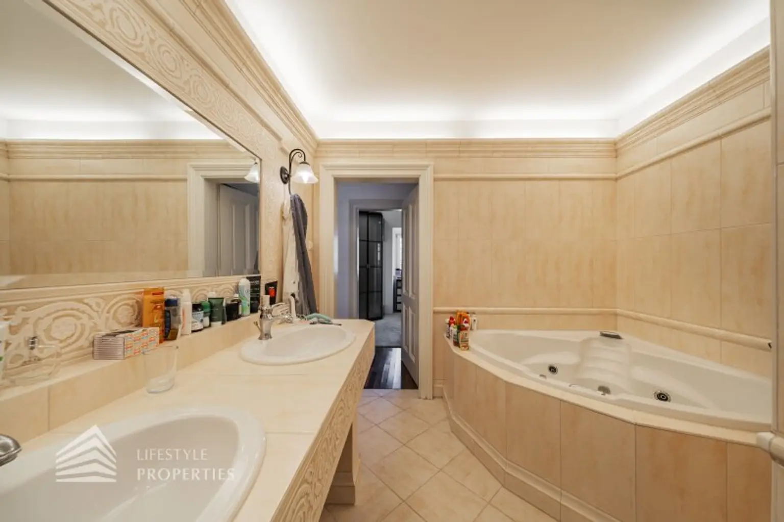 Wunderschöne Villa mit Pool und weitläufigem Grundstück, Nähe Pressbaum
