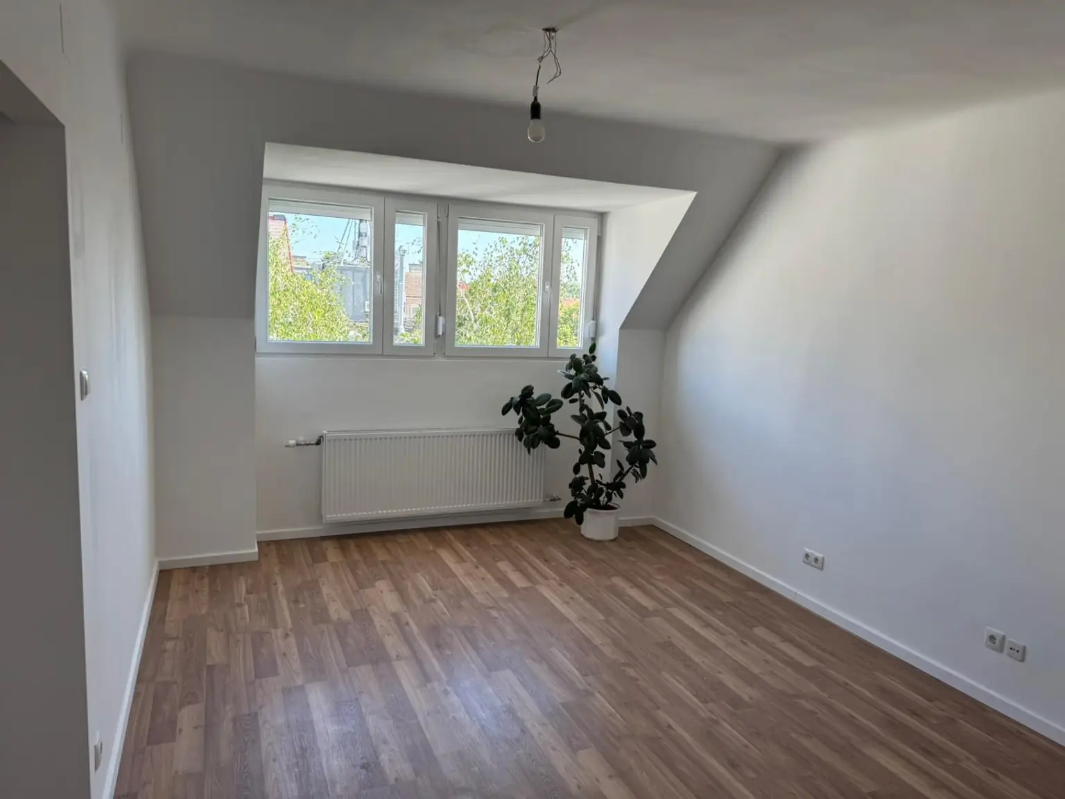 Top sanierte Dachgeschosswohnung in 1180 Wien – ideal für Singles & Paare