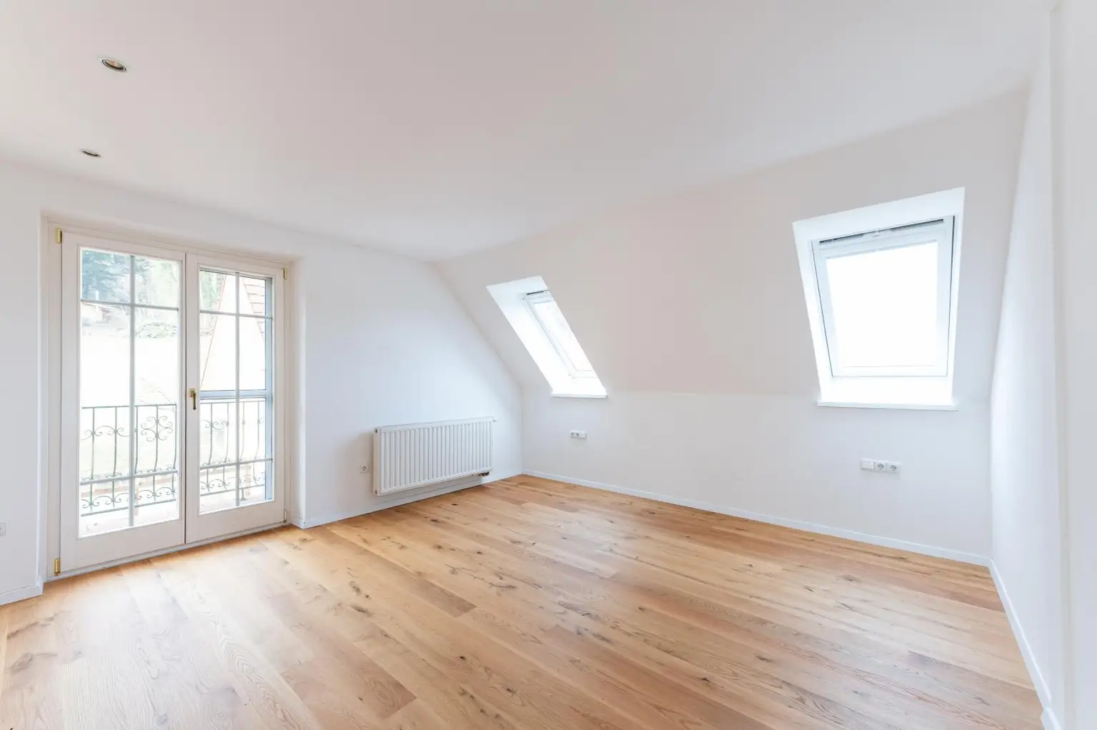 Schlafzimmer mit angeschlossenem Bad und Ankleide