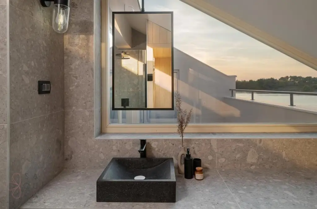 Prime Seafront Villa bei Zadar –Exklusivität am Meer mit Renditepotenzial