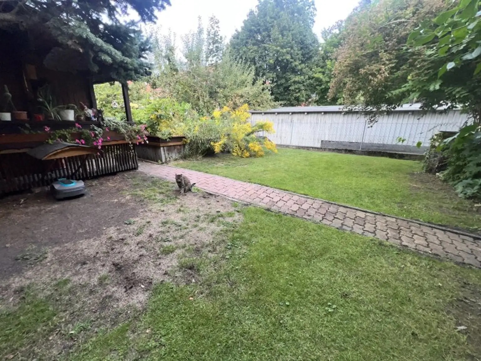 stilvolles Stadthaus in zentraler Lage mit Garten und mehreren, vermietbaren Wohnungen und Büros