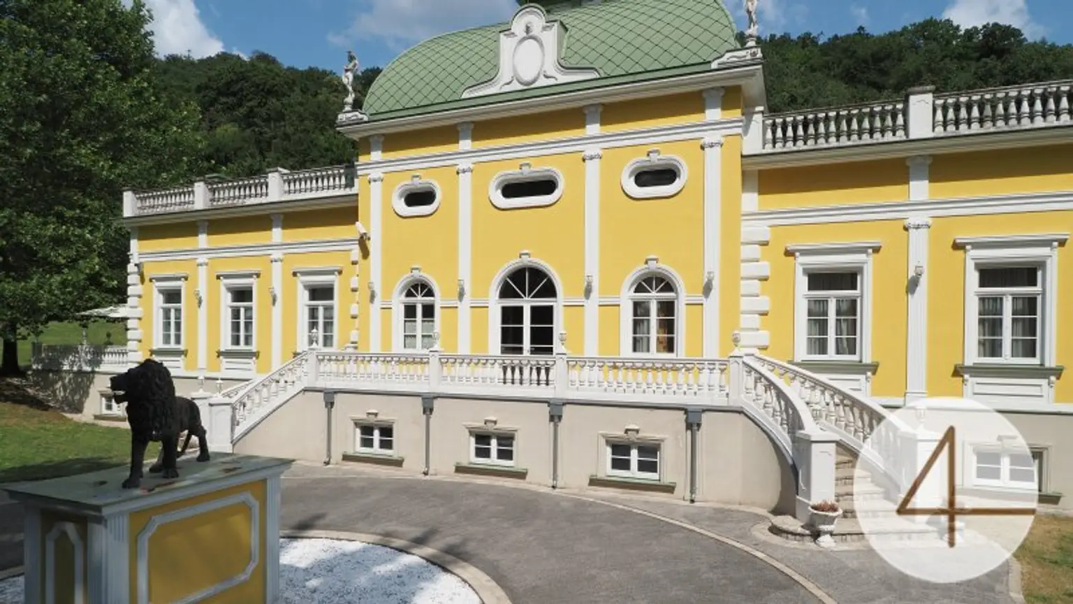 Starkes Statement 857m2 Nutzfläche – Architektenhaus mit Garage Büro Terrassen bei Krems