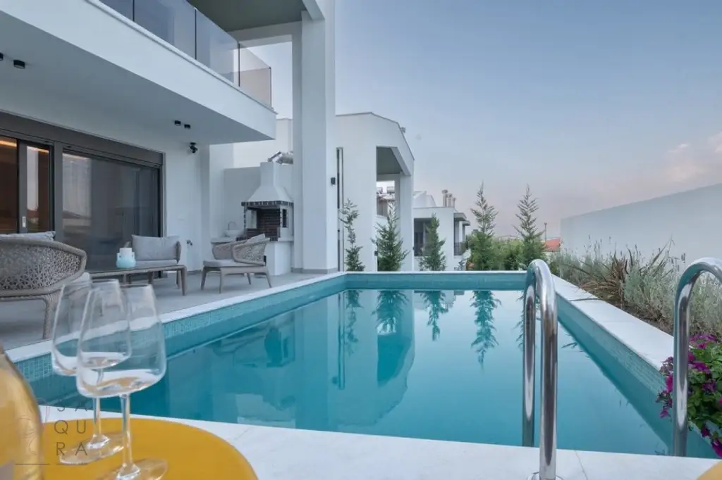 Exklusive Neubau-Maisonette in Polihrono – Drei Etagen moderner Luxus am Meer