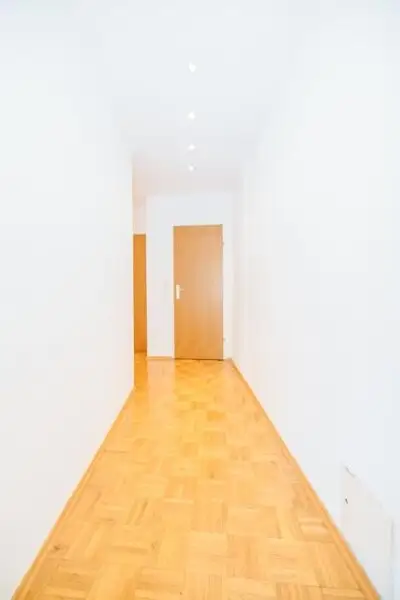 FREI AB SOFORT I ZENTRUMSNAH – JAKOMINIPLATZ UM DIE ECKE I LICHTDURCHFLUTET I KOMFORTABLE DUSCHE I STILVOLLE KÜCHE I HAUSTIERE WILLKOMMEN I TOP-ADRESSE I PROJEKT WOHNEN