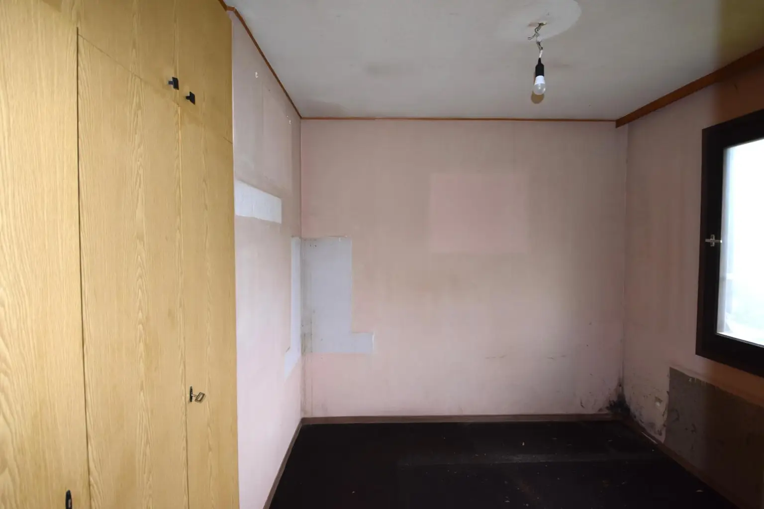 Grundstück mit Blick auf die Donau und sanierungsbedürftigem Bungalow