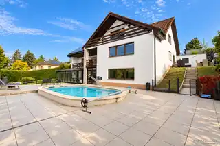 Ansicht Garten und Pool