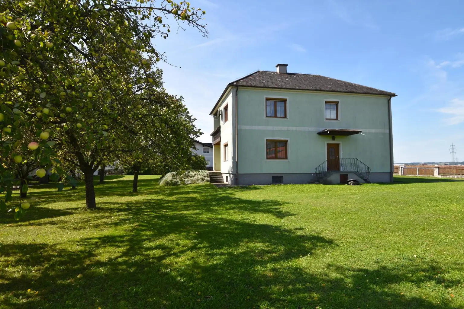 Mehrfamilienhaus mit viel Potenzial und Bauland-Agrar Widmung!