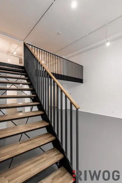 ERSTBEZUG nach Sanierung | Außergewöhnliches Loft mit Raumhöhe bis zu ca. 4,90 m | Büro/Praxis Nutzung und Kurzzeitvermietung möglich