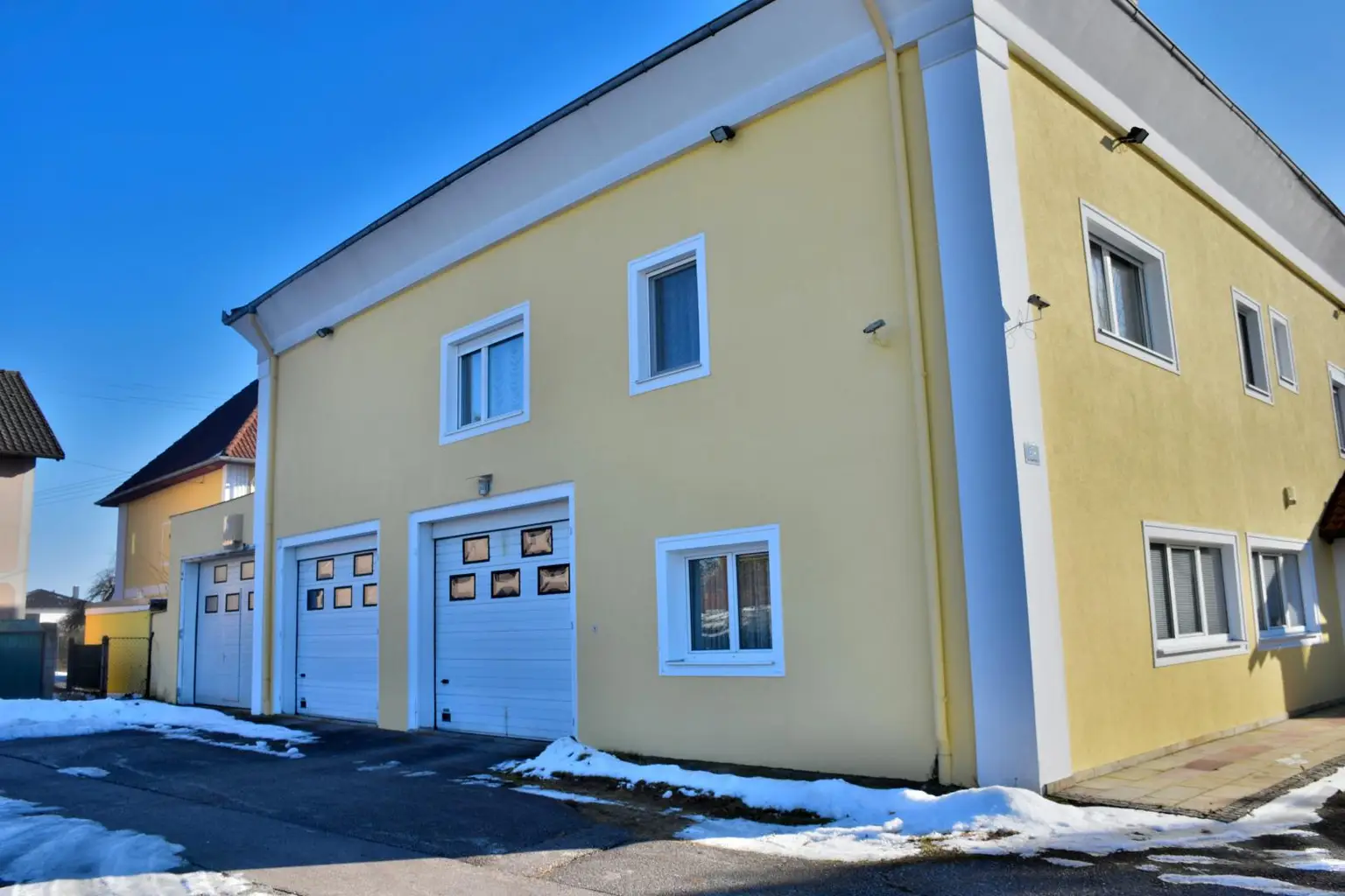 Ansicht nordwest mit 3 Garagen