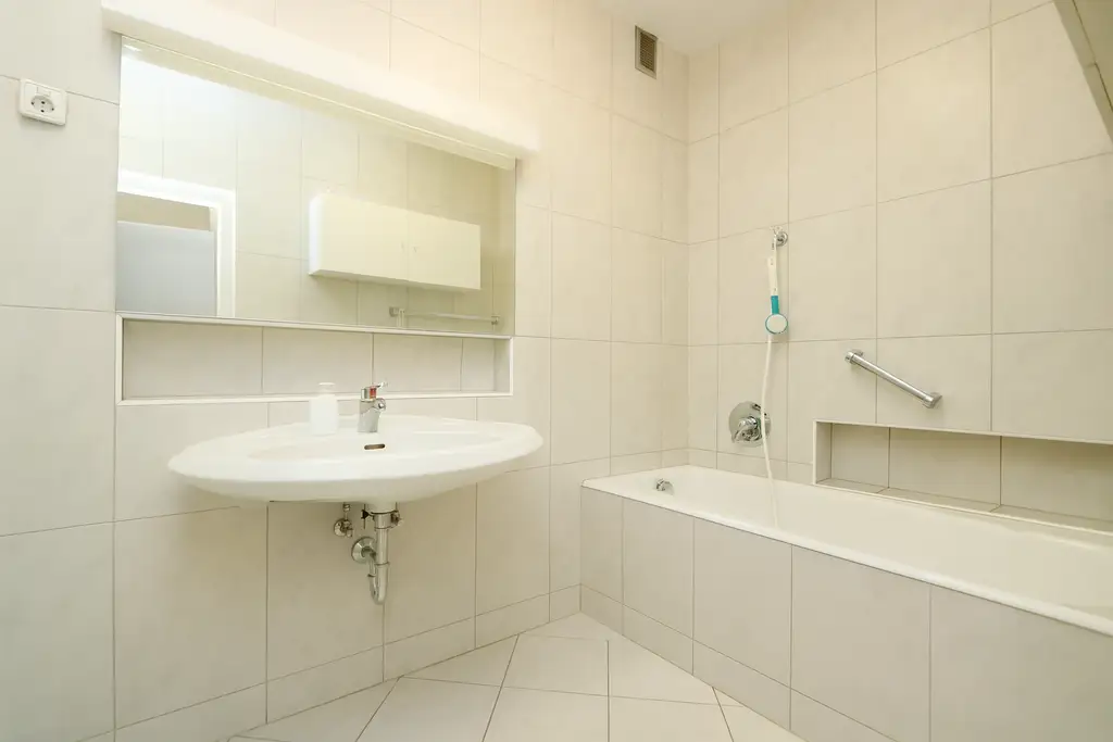 Perfekt geschnittene Dachgeschoss-Wohnung in attraktiver Lage nahe dem Krankenhaus und Bahnhof