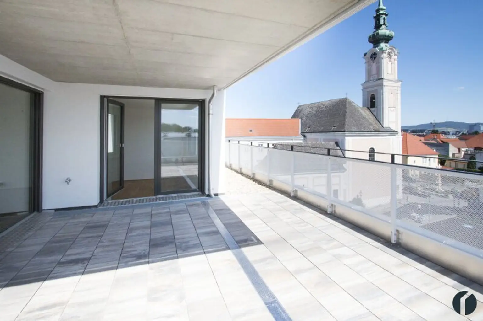 großzügige Terrasse mit Blick nach Osten zur Minoritenkirche