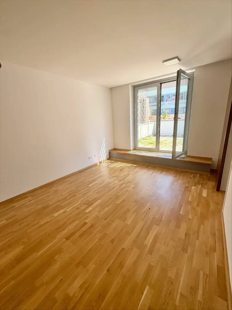 Wohn- / Esszimmer mit Zugang zur Küche (Schiebetür)