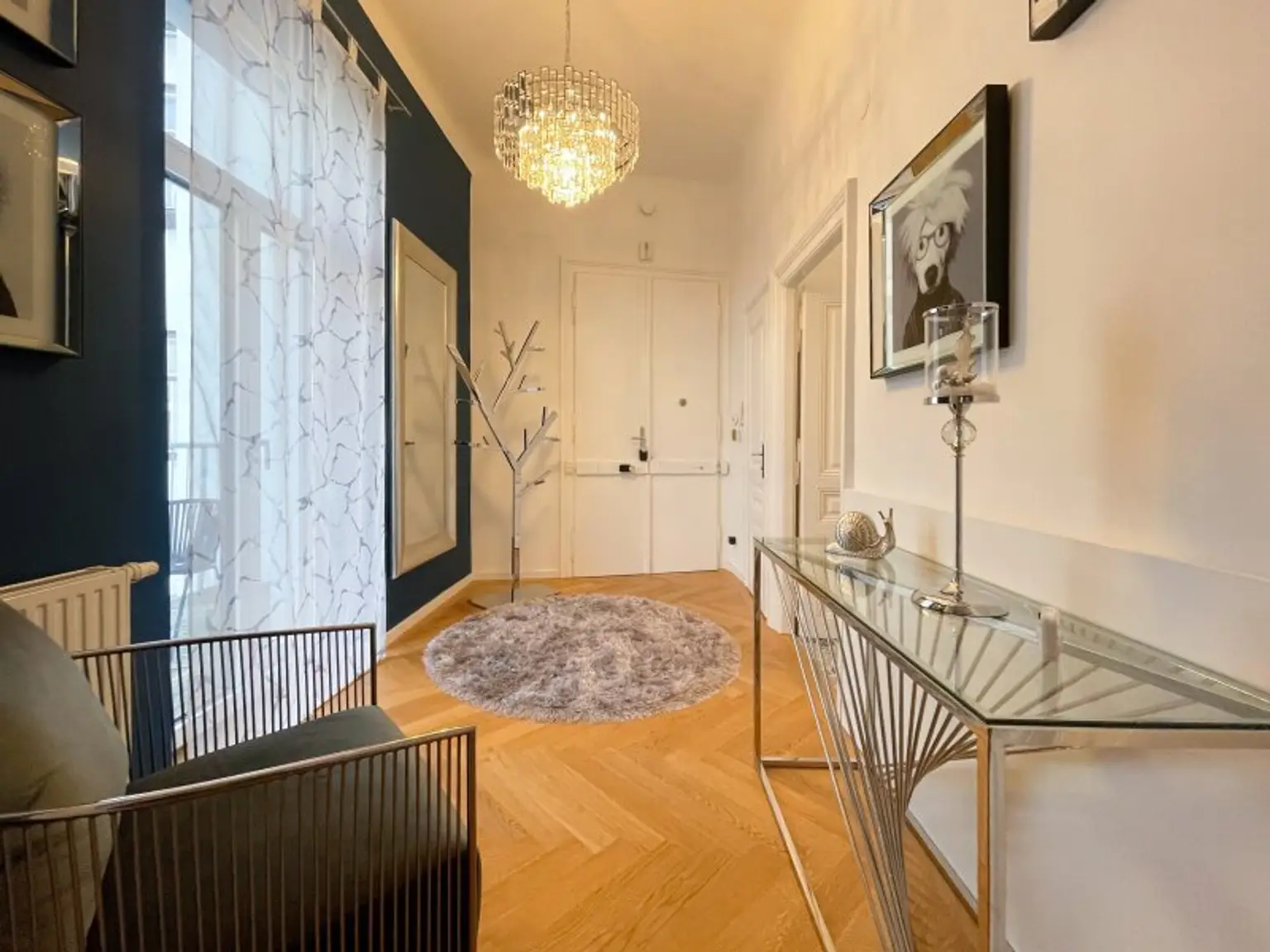 Exklusive Altbau-Residenz mit modernster Technik – hofseitige 2-Zimmerwohnung mit Balkon beim Naschmarkt