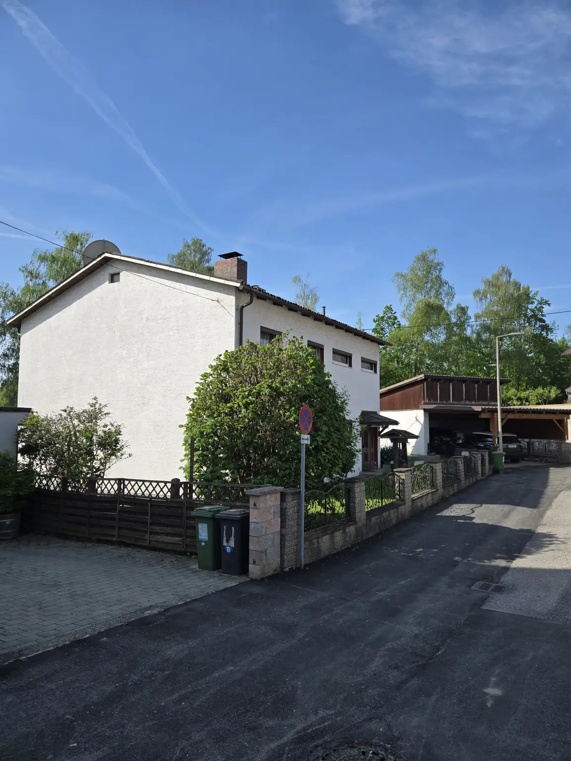 Einfamilienhaus - Zufahrtsstraßenansicht (Osten)