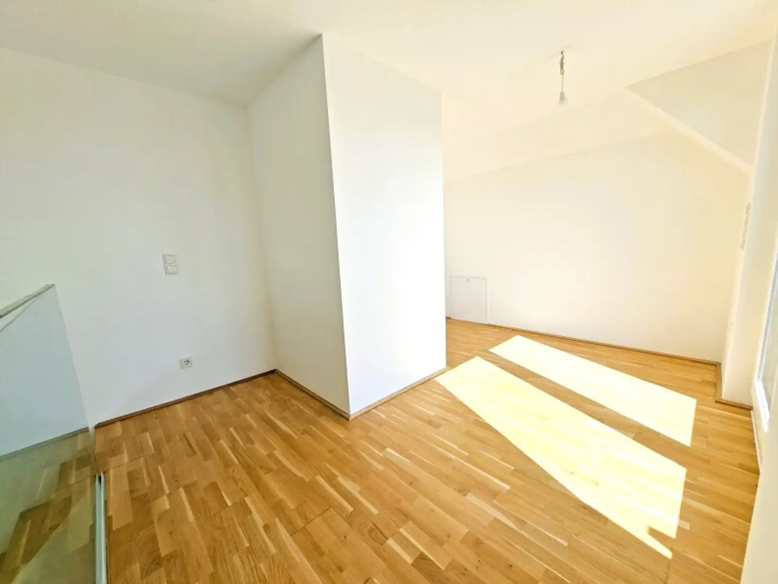 Hier müssen Sie schnell sein - AB SOFORT BEZIEHBAR!! Tolle 3 Zimmerdachgeschosswohnung + zwei Terrassen! Absolute Toplage! U1 Kagranerplatz!
