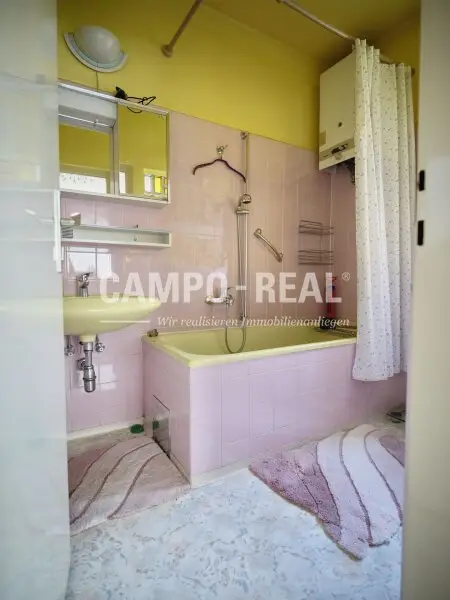 CAMPO REAL: Charmantes Stadthaus – Ihr Renovierungsprojekt mit Potential!