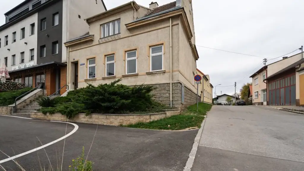 Sanierungsbedürftiges Ein / Zweifamilienhaus in Kerngebiet von Gänserndorf