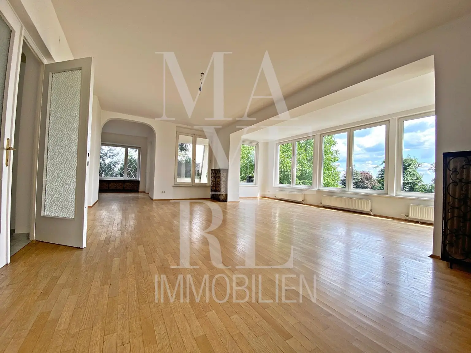 SCHÖNES EINFAMILIENHAUS MIT POOL, TOLLER BLICK, GARAGE & GARTEN