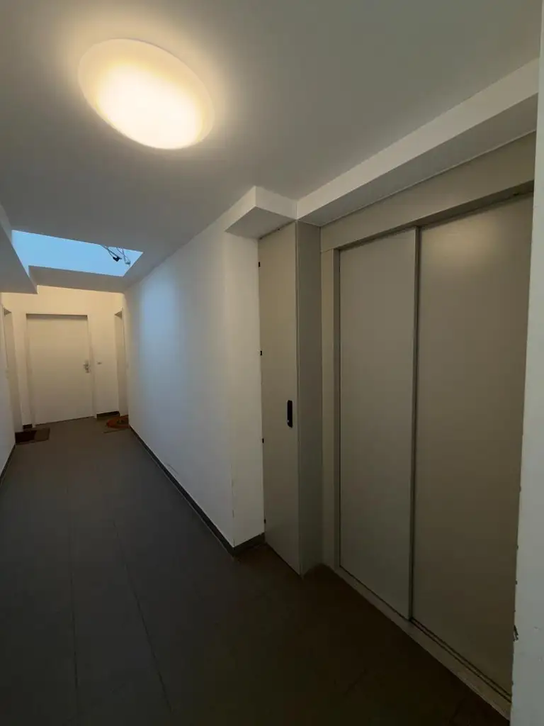 Helles 2 Zimmer - Büro - DG | wenige Schritte entfernt - Straßebahnlinie 46 | Nähe Brunnenmarkt & U6 Thaliastraße