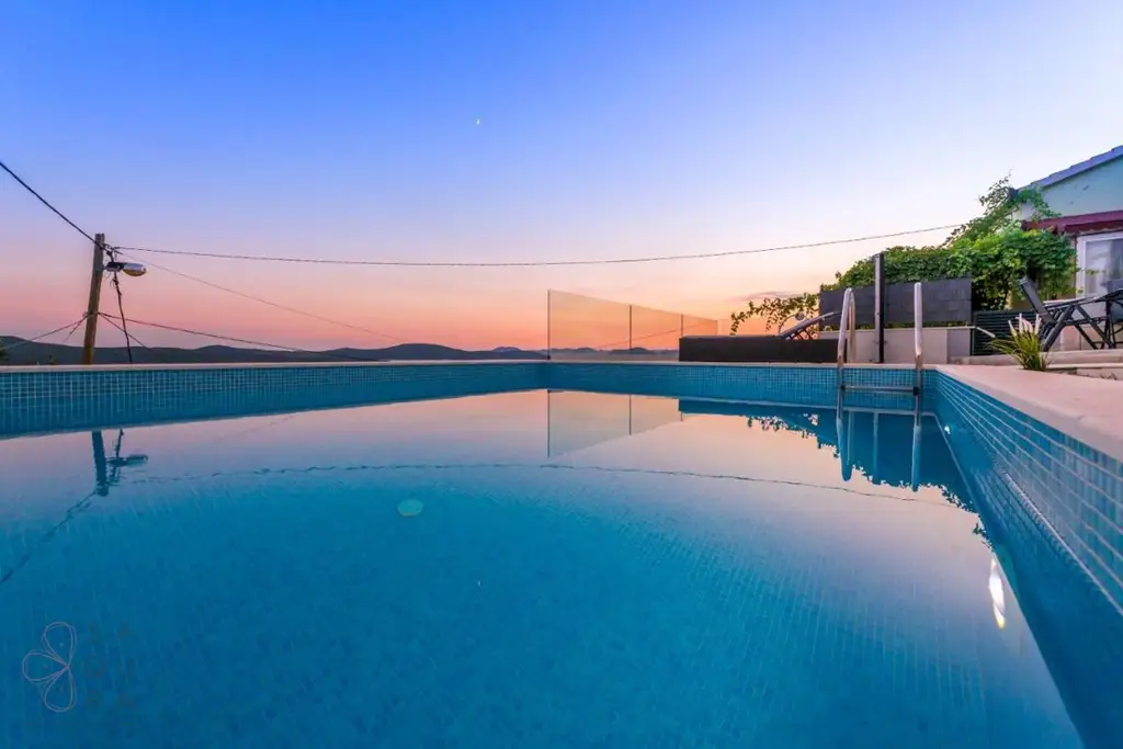 Mediterraner Rückzugsort mit Meerblick – Neubauvilla bei Dubrovnik