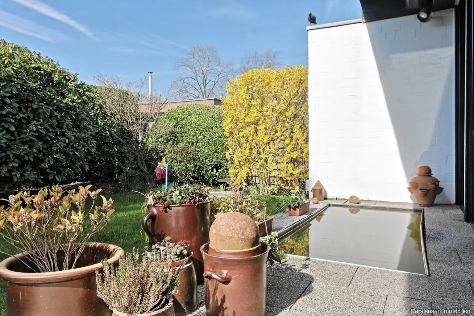 Terrasse mit Fischbecken