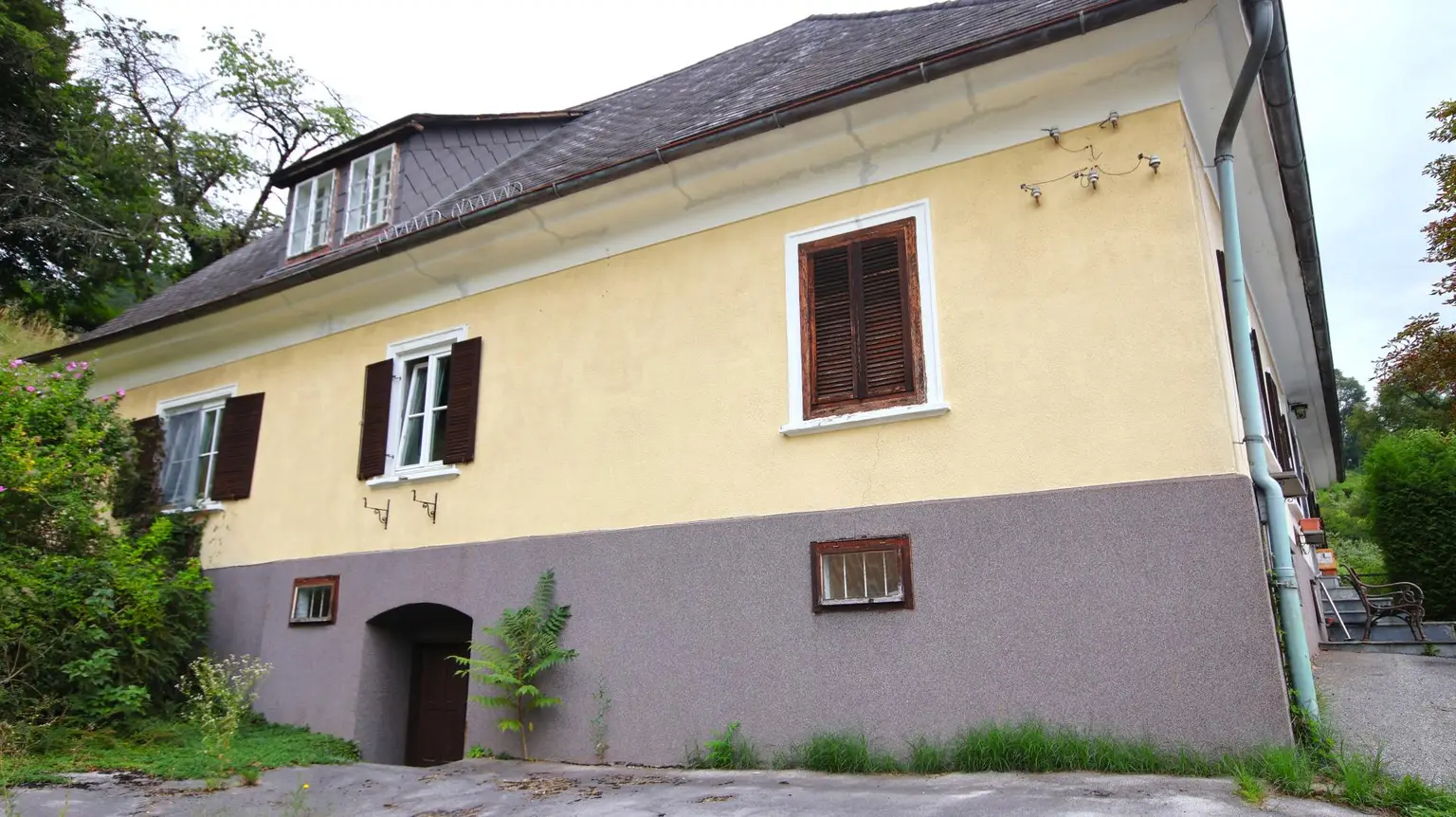 Großzügiges, sanierungsbedürftiges Altbauhaus mit Charakter und Potenzial
