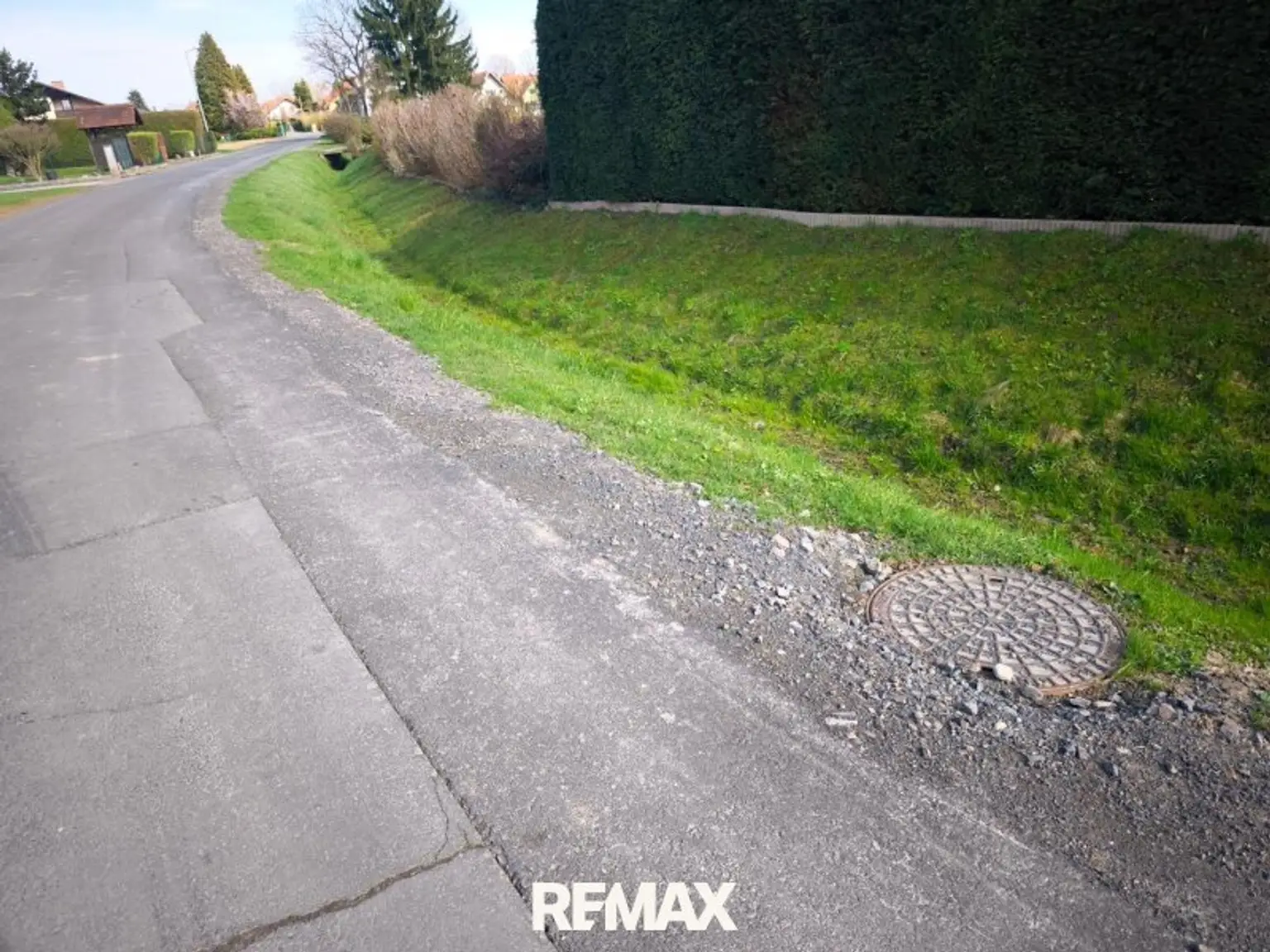 Kanal und Glasfaser bei Straße