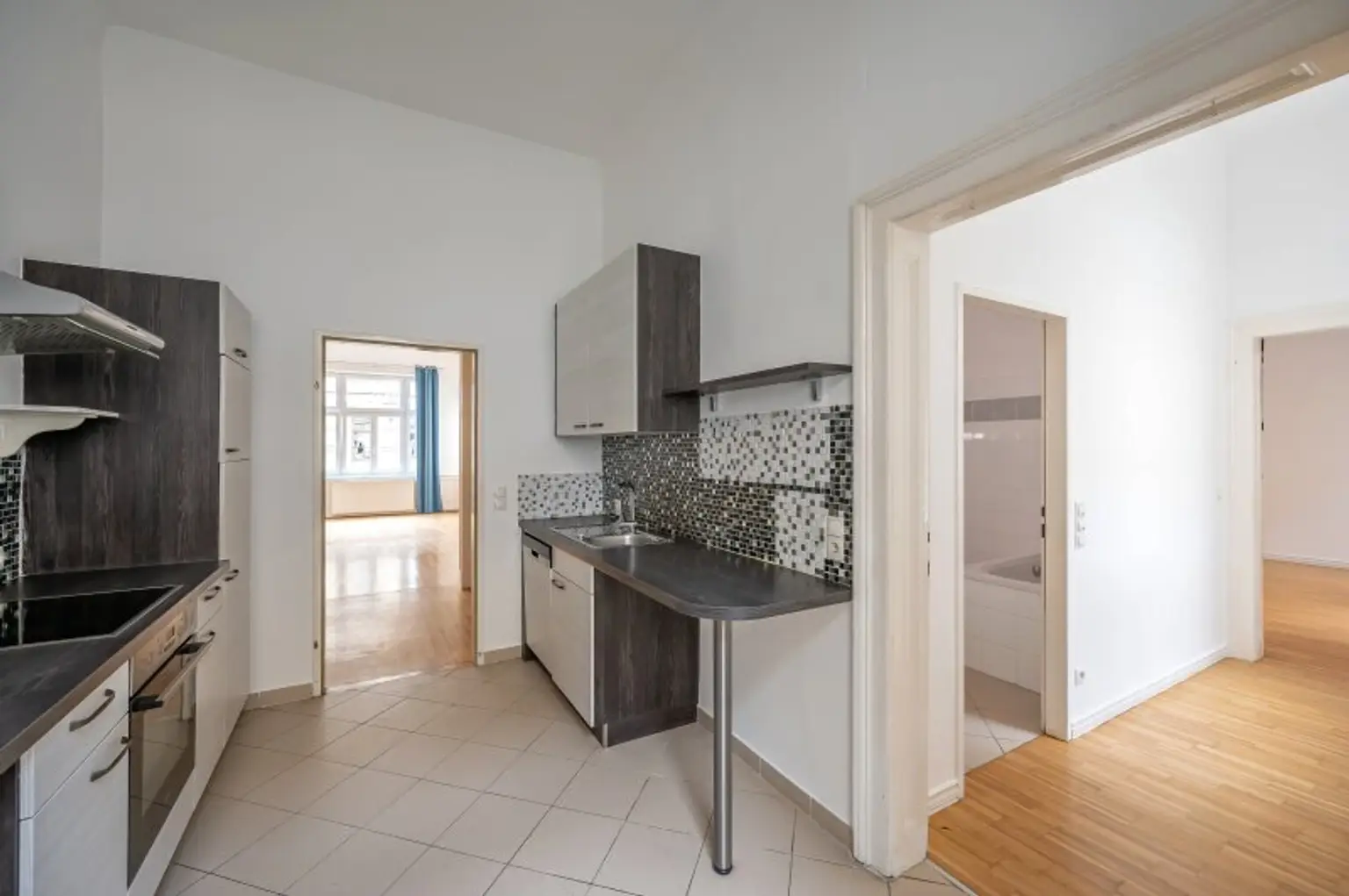 ***NEU*** Fantastische 4 Zimmer Wohnung in repräsentativem Stilaltbau! in TOP-Lage!