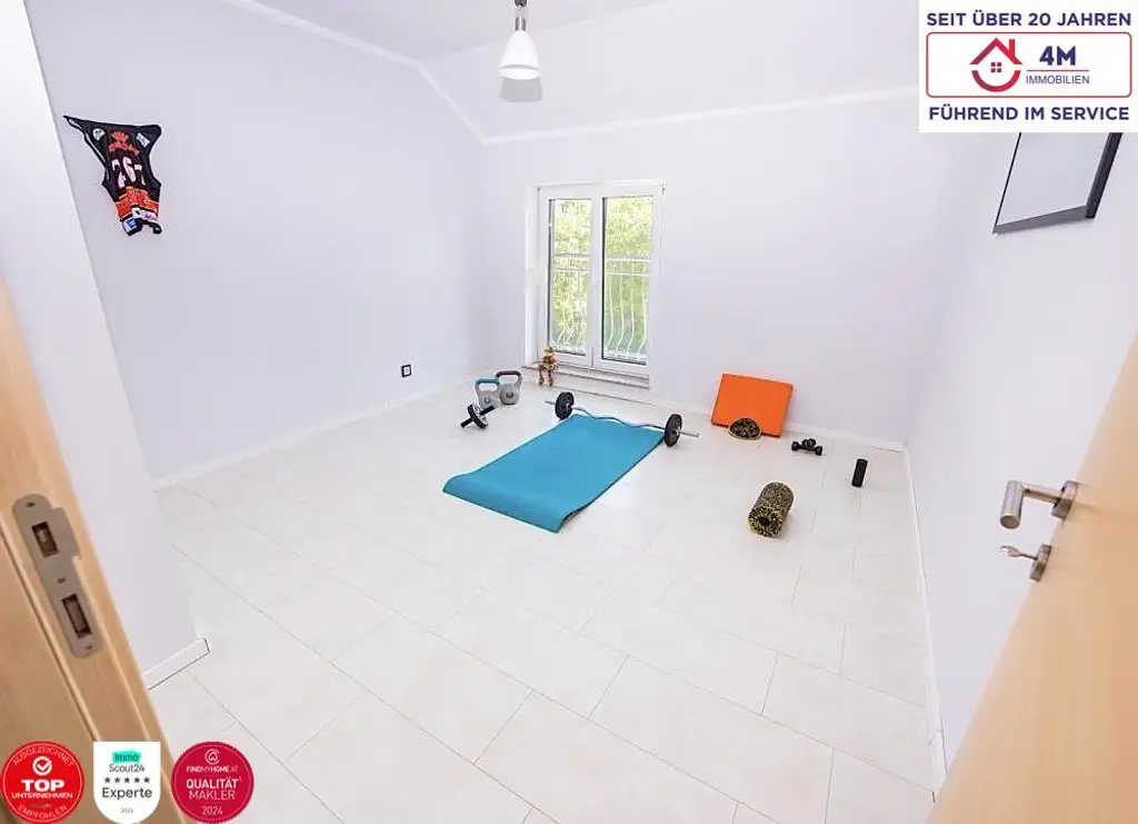 4-Zimmer-Dachgeschosswohnung (Bj. 2017) mit 17 m² Dachterrasse, 8 m² Balkon & Schneebergblick