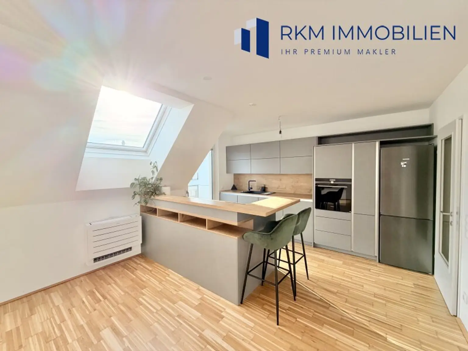 Helle 3-Zimmer-Dachgeschosswohnung mit Balkon in TOP Lage