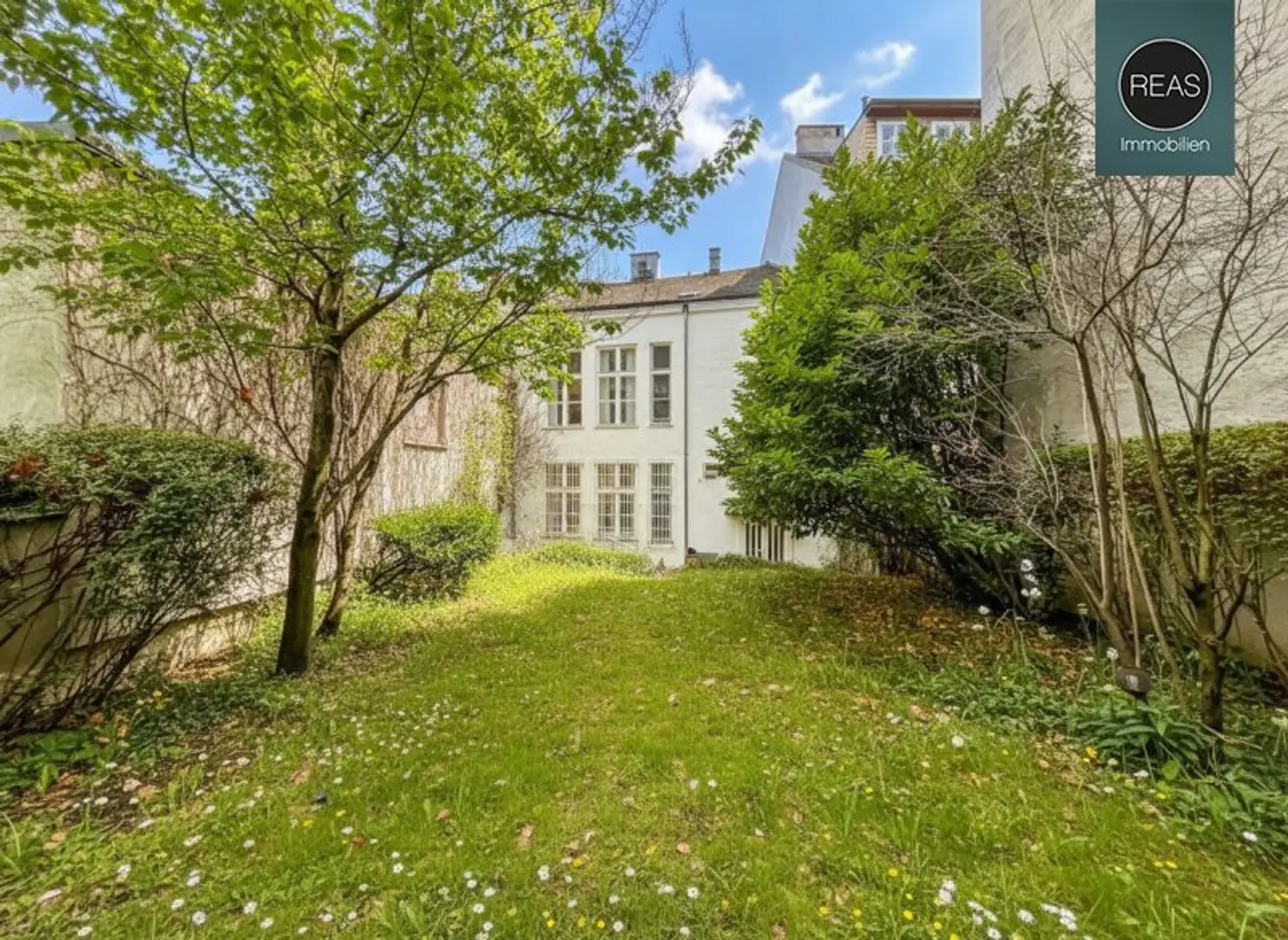 Provisionsfrei: Traumhaftes Stadthaus mit Garten in Gersthofer Bestlage!