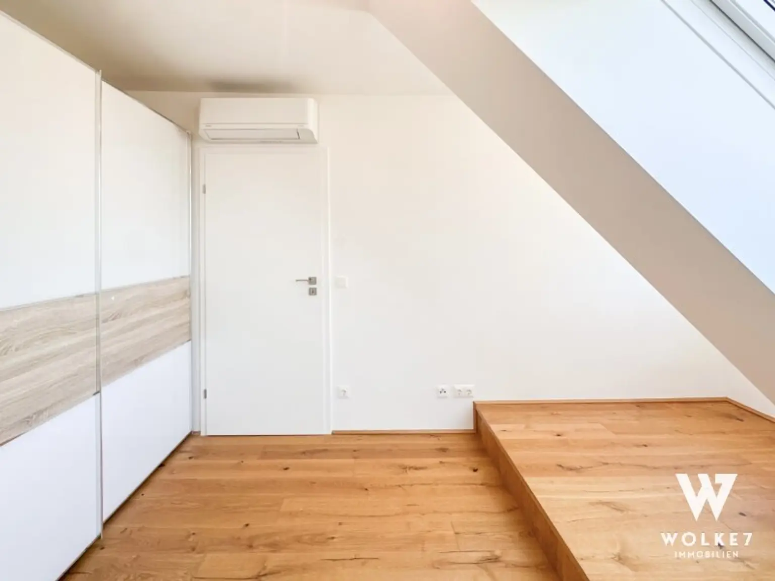 Exklusive 3-Zimmer-Dachgeschoss-Maisonette mit der Terrasse und Tiefgaragenplatz