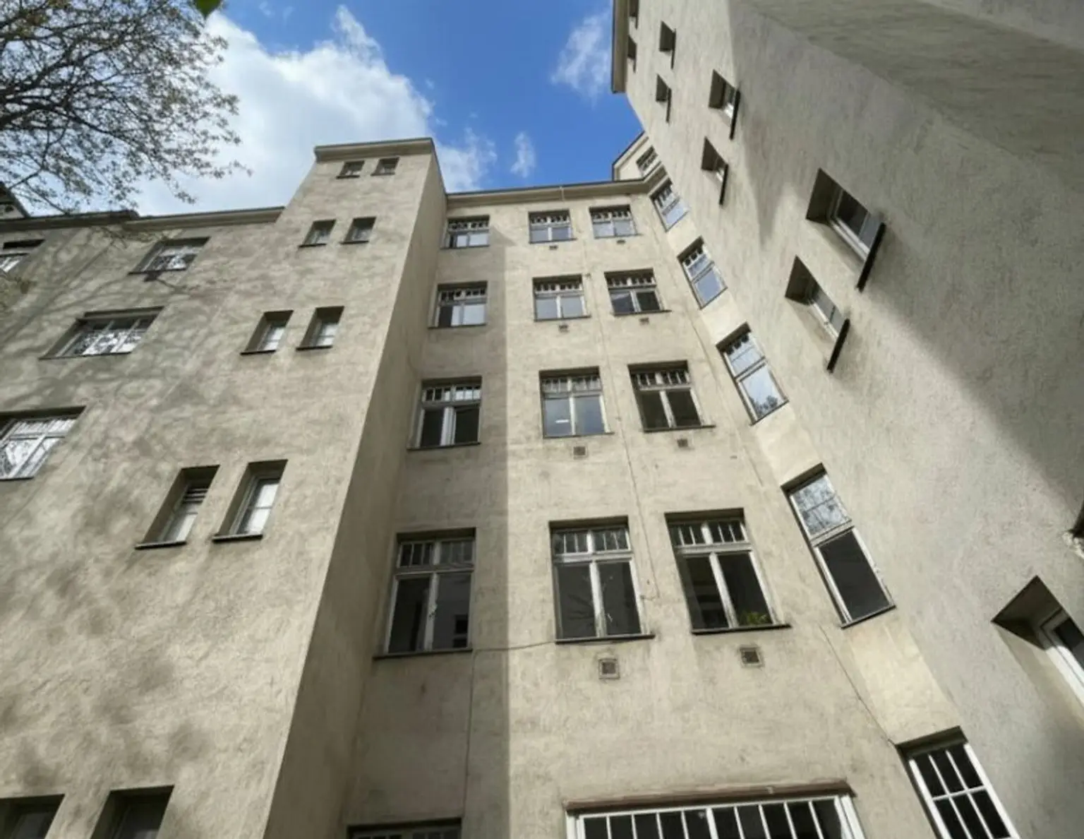 Eckzinshaus mit Rohdachboden