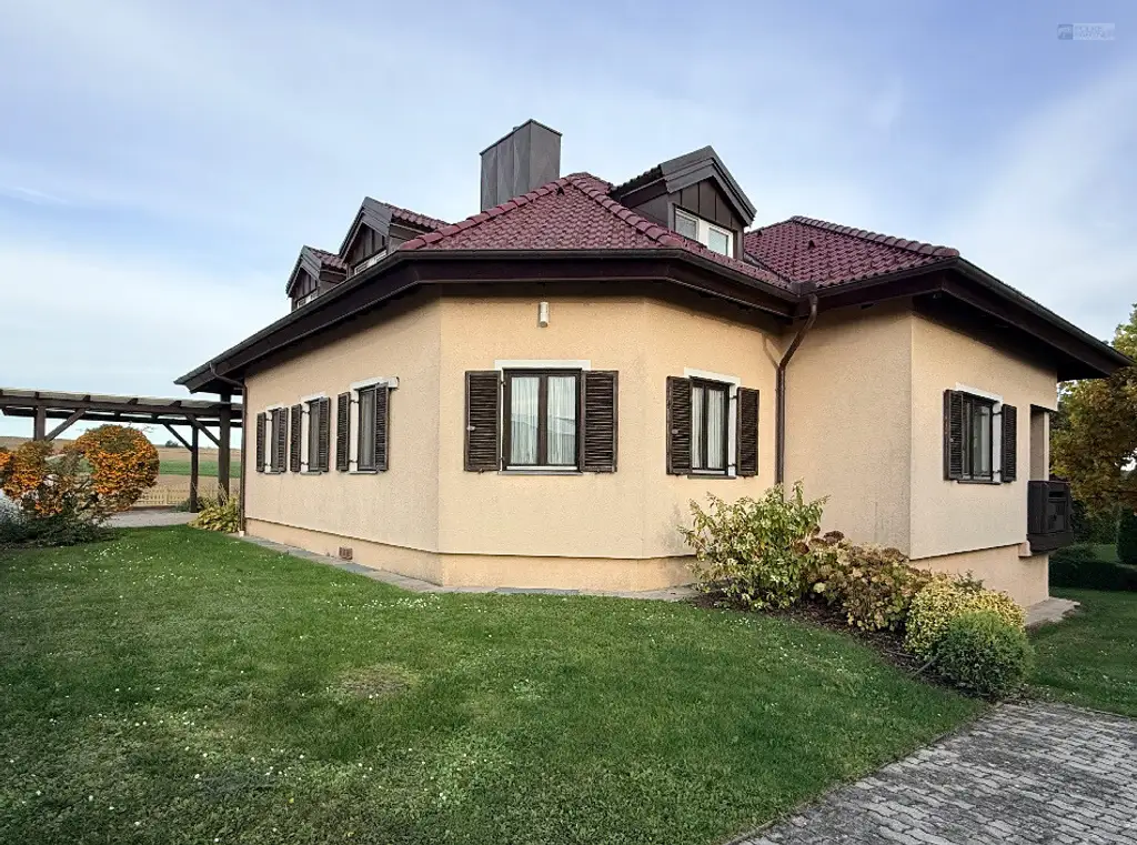 GARTENPARADIES   -  9.000 M² - 
LANDHAUS IN PARKLANDSCHAFT  
NUR 30 MINUTEN VON WIEN